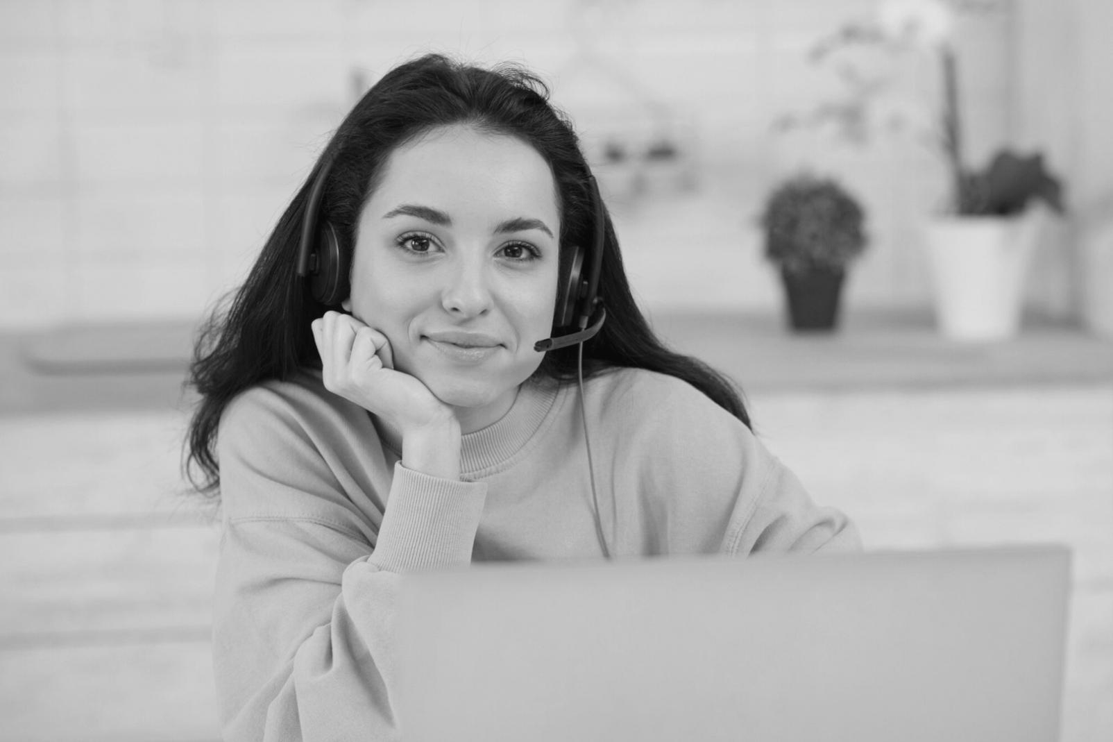 Organisierter Arbeitsplatz mit Lernmaterialien und digitalen Geräten für effektives Remote-Learning
